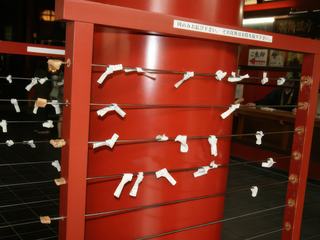 An Japon, les omikuji sont des divinations écrites sur des bandes de papier que l'on tire au sort dans les sanctuaires ou les temples.
Ces prédictions sont pliées et attachées sur des tiges pour conjurer le mauvais sort.