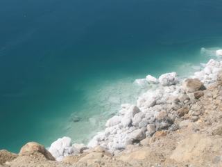 Voyage en JORDANIE 2005... Sur les bords de la MER MORTE. Lorsque que l'on se promène sue le bord de cet immense lac salé de plus de 800km2 situé à 400 mètres au dessous du niveau des mers, où la teneur en sel est de 275g/litre et où l'on peut lire son journal en se baignant en se laissant porter par l'eau l'on peut admirer ce site magnifique et ce paysage naturel qui en fait pour ce mois le cliché au thème "tricolore " car les 3 couleurs dominantes en sont ocre pour la roche qui se transforme en blanc par le sel qui s'y dépose au soleil brulant et qui contraste avec le bleu de l'eau..
bien sur on va dire que les reflets dans l'eau sont verts. Et oui ça fait 4 couleurs !!! Mais voila pour moi  
je trouve pour ma part être cependant  dans le thème ...à vous mes amis "fous de voyage" comme moi de juger de ma proposition.