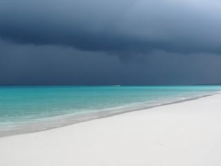 Plage de sable blanc à Ouvéa en Nouvelle-Calédonie juste avant un bel orage.