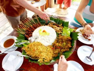 En 2013 à BALI. Au resto de midi au cours d'un circuit dans l'île, très bon plat varié, riz, brochettes caramélisées, minis nems, légumes et pâtes asiatiques, délicieux repas nous avons tout mangé.