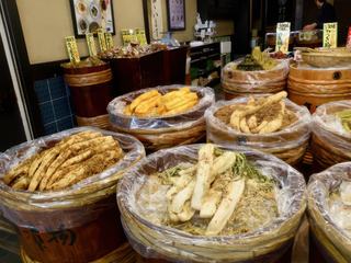 Pour moi, ce sera du salé, et même très salé ! Au Japon, les tsukemono sont des légumes qui macèrent longtemps dans une préparation salée et sont présentés dans des grands bacs sur les marchés. Ils sont servis en complément de tout bon repas. On peut comparer ça à nos cornichons (le gout est plus fort). Ça se fait avec toutes sortes de légumes (concombre, bambou, daikon, ...) et ils macèrent dans du miso ou du son de riz par exemple.