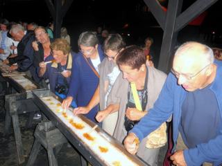 CANADA (Québec) 2015.
Pour illustrer le thème de ce mois et plus précisément (Sucré). Cette photo montre une tradition du QUÉBEC que l'on peut apprécié  quand on visite une "cabane à sucre ".
 "La tire d'érable" consiste a faire refroidir sur un lit de neige ou de glace le sirop d'érable qui vient d’être chauffé, et après refroidissement on obtient de délicieux bonbons fortement sucrés (68% de sucre) dans la composition du bonbon et forcément l'on peut dire que c'est sucré. 
Un bâtonnet est moulé dans le bonbon pour le dégusté plus facilement.
 Selon les diététiciens rencontrés il paraitrait que ce sucre d’érable ne serait pas interdit aux diabétiques mais  bien sur en petite quantité !!!.
 Lors d'un voyage au Canada et au Québec on peut  assister à cette tradition de début Mars à la fin Avril pendant l’exploitation  des érables et bien entendu dans les cabanes à sucre... cela peut faire partie de moments privilégiés quand on rend visite à nos chers cousins du Canada
 Désolé mais la photo est prise de nuit, la nuit tombe de bonne heure dans cette région du monde et l’obscurité malgré le flash rend la photo sombre...