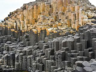 La vallée des géants - Irlande du Nord -  Ce site est une merveille géologique : la roche basaltique y forme environ 40 000 colonnes hexagonales bien régulières, comme un immense un orgue de basalte.
