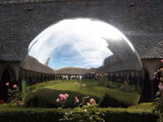 Le cloitre du Mont Saint Michel lors d'une exposition artistique en 2016