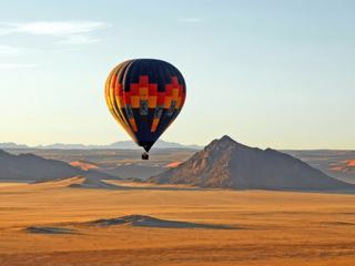 NAMIBIE 2019. Tôt de bon matin nous nous rendions faire l'escalade de la plus haute dune au monde " BIG DADY " 330 mètres de hauteur. Sur la piste dans notre 4x4 en nous y rendant nous avons pu admirer cette superbe montgolfière "tout en rondeur " qui faisait faire un survol du majestueux désert du NAMIB avec ses dunes toutes aussi majestueuses dans le lointain .Quelle vision de rêve que seuls quelques touristes chanceux peuvent découvrir de leur nacelle en se permettant ce genre de vol vraiment trop cher à mon avis (400 euros par personne pour 1h20 de survol...le champagne est offert et le petit dej aussi..
mais pour nous au sol quel spectacle que cette montgolfière dans un décor féerique. Nous nous sommes arrêtés et la montgolfière nous a survolé avec ce bruit si caractéristique du bruleur qui crache.. dommage seule la photo est un souvenir inoubliable pour immortaliser ces moments la..