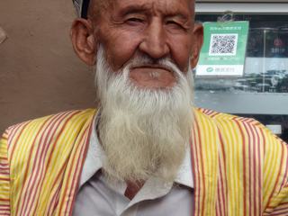 Moins spectaculaire que les barbus déjà publiés, ce barbu Ouïghour vit dans la vieille ville de Kashgar en Chine (Province du Xingjiang)
Les Ouïghours sont majoritairement musulmans. Leur langage est proche du turc mais s'écrit avec l'alphabet arabe.
