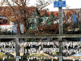 Pour illustrer le thème du mois au sens propre du mot "coquille"  je ne vais pas aller bien loin pour les "oufs" de métropole  mais pour nos amis de plus loin qui sans doute ne connaissent pas, je vous emmène   sur ÎLE OLERON.
 Dans la localité de CHÂTEAU OLERON on trouve un petit pont sur le port au milieu des cabanes de pécheurs et d’ostréiculteurs... et pour marquer de son emprunte l’huître qui est la production locale et française...un collectif local a eu la belle idée de permettre aux touristes de passage de laisser un vœu ou un rêve sur une "coquille" d’huître et de l'accrocher sur le pont de bois pour immortaliser  leurs désirs.  Ce cadre magique est à ne pas manquer si vous allez sur cette île et surtout n'oubliez pas de formuler le vœu de vos rêves les plus "oufs"...
Sur le forum pour illustrer et mieux vous informer je vais ajouter quelques autres images de " ce pont des rêves"