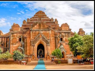 Voyage en BIRMANIE 2017
Lors de ce périple dans ce pays ou l'on est subjuguer par les paysages et les coutumes de vie et par la religion bouddhiste on est stupéfait par l'architecture des temples et pagodes innombrables que l'on trouve sur les sites.
Comme la photo que je mets au concours où l'on peut dire que la "symétrie" est parfaite dans ce temple du site de BAGAN.
Si l'on trace une ligne virtuelle  verticale par le milieu de l’entrée  jusqu'au dôme du temple on peut voir que tout est symétrique de droite comme de gauche. On peut dire un grand bravo aux architectes du site archéologique fondé du IX ieme au XIII ieme  siècle.
 Deux mots sur BAGAN.Ce site recense 2834 monuments sur 50 km2.Il est situé dans la région de Mandalay au centre du pays. Dommage qu'il soit dans une zone sismique les tremblements de terre successifs ont fait beaucoup de dégâts et les restaurations vont bon train.
 A faire absolument si l'on va en BIRMANIE, le survol du site  en montgolfière, c'est sublime.