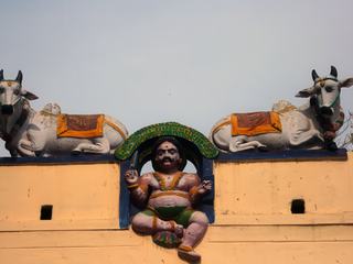 Cette photo a été prise en Inde. C'est le haut d'un des milliers de temples
celui ci est dans le Tamil Nadu dans le sud est de l'inde dont le plus grand temple est celui de madurai, surnomé aussi le temple aux mille colonnes.