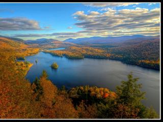 Voyage au CANADA et la plus précisément au QUÉBEC fin Septembre /début Octobre 2015.
C'est l'époque où la forêt québécoise d’érables se colore de cette majestueuse couleur ocre qui tranche comme par magie avec le bleu des lacs et des rivières. Comment manquer cela quand on est la, pour finir notre séjour canadien un survol en hydravion s'impose pour découvrir ces beautés de la nature "vue de haut ". La photo jointe vous montre le décor ferrique dans la région de TROIS RIVIÈRES avec un survol panoramique au dessus de la rivière Saint/Maurice et du parc de LA MAURICIE que nous survolons pendant 45 minutes.
Sans aucun doute un des meilleurs moments de nos deux semaines sur place pour découvrir ce superbe pays si cher à nos cousins...
Sur le forum je vais ajouter quelques autres clichés pris pendant ce survol..