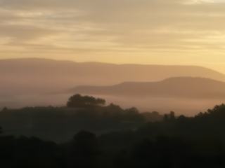 Vue depuis le village de Gordes dans le Vaucluse   sur la vallée de la plaine de Sylla et le Luberon