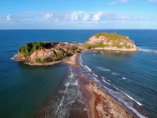 Vue sur le tombolo de Sainte Marie (Martinique). Il est actuellement ouvert et donc accessible à pieds ce qui n'est pas toujours le cas selon les saisons (phénomène de banc de sable modelé par les vagues et courant).