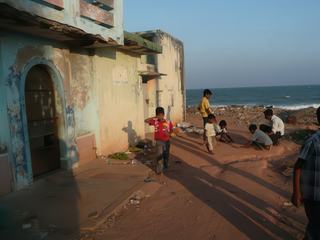 Scène d'enfants en train de jouer en Inde dans un village de pêcheurs près de Pondicherry en Inde