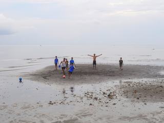 Lovina Beach, Bali. Des enfants profitent de la lumière de fin de journée pour une petite partie de foot improvisée sur la plage.