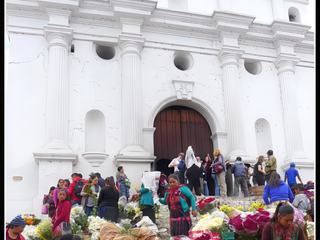Guatemala Mars 2020... Avant que nous soyons contraints et forcés de rentrer en France nous avons pu cependant pouvoir admirer quelques belles scènes de vie quotidienne de ce pays  haut en couleurs .
 Lors de notre balade matinale au marché coloré de CHICHICASTENANGO après avoir vu les fruits et légumes merveilleux tout au long du parcours du marché, pour moi le grand moment fut sur les marches de l’église SAINT THOMAS ce marché aux fleurs que les indiens Quiches  guatémaltèques achètent le jeudi et le dimanche jour du marché pour faire ensuite des offrandes pour demander bonne récolte et bonne santé.