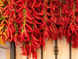 Rangée de piments sur le marché à Sorrente (Italie)...