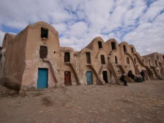 Village de Ksar Ouled Soltan à Tataouine en Tunisie. En fait, c'est un village de greniers fortifies construit par les berbères et batis en terre crue au 15ème siècle. Les greniers voutés servent de greniers alimentaires appellés ghorfas. Certains villages peuvent atteindre 400 ghorfas.