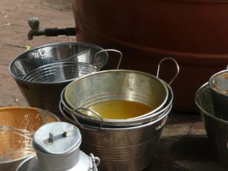 C'est le moment de faire la vaisselle... dans une rue en Inde... Dans un village de pêcheurs.