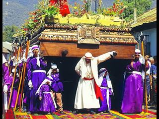 VOYAGE au GUATEMALA... La semaine Sainte à ANTIGUA...
Au Guatemala comme dans tous les pays d'Amérique latine la commémoration et la célébration de la semaine sainte est le plus grand moment de l'année  des fêtes religieuses catholiques. Une procession gigantesque sillonne les rues de la ville durant cette semaine, la plus importante se déroulant le jour du  vendredi saint remémorant la crucifixion du Christ.. 
Des répétitions avec tout autant de ferveur ont lieu  toute la semaine. A noter comme le montre la photo que je poste le décor des rues où passe la procession avec le décor majestueux fait de tapis végétaux d’épines de pins, de sciure colorée et de fleurs représentant des motifs religieux. Les rues sont fermées plusieurs jours et les décors mis avant chaque procession.
Je recommande quand le moment de voyager sera revenu et si vous y allez dans ce pays à cette période  de passer a ANTIGUA. Le détour en vaut la peine... Je vais mettre au forum d'autre photos que j'ai prises lors de notre passage  dans cette ville berceau du catholicisme et de la semaine sainte. Ces photos montrent le gigantisme des chars représentant les scènes de la crucifixion...