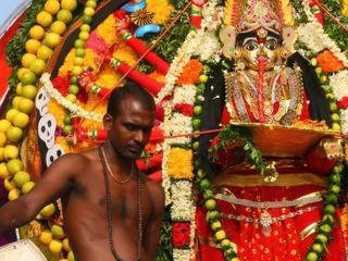 La fête de la pleine lune dans le quartier des pêcheurs à Pondicherry appelée aussi Masi Magam, une des fêtes les plus importantes de l'année qui dure trois jours.
Les 38 temples de la ville sortent les chars fleuris représentant les divinités, les brahmans reçoivent les offrandes de fleurs, fruits argent sur la plage tandis que les hindous se purifient le corps et l'âme dans la mer depuis l'aube. C'est une fête annuelle en février ou mars selon le calendrier lunaire qui fête l'alignement de la lune avec Magha, l'étoile de naissance des rois et ancêtres et la descente des êtres célestes sur le plan terrestre afin de purifier leur propre karma ainsi que le karma des hommes. Spectacle haut en dévotion, couleurs, sons et parfums...