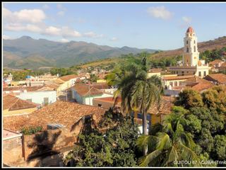 Voyage à CUBA 2018. Ville coloniale de TRINIDAD. Vue sur "les toits de la ville" Du haut de la tour carrée du PALACIO située au centre de la PLAZA  MAYOR, j'ai pu prendre cette vue des toits de la magnifique ville coloniale de TRINIDAD qui offre au voyageur un panorama unique sur la belle mairie et l'église Santissima et aussi sur les montagnes environnantes.
Trinidad est aussi appelée la perle des Caraïbes bien que restaurée elle n'a rien perdu de son charme colonial et est réputée par son architecture. Sans aucun doute un endroit incontournable qu'il ne faut surtout pas oublier de mettre à son programme quand on visite cette ile mythique  des Caraïbes. Ne pas oublier que tout près de TRINIDAD à moins de cinq kms se trouvent des plages de rêve (les plus belles de CUBA à mon gout) avec aux alentours une vue incroyable sue les montagnes environnantes de l'Escambray.