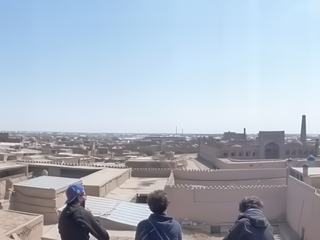 Vue sur les toits de Khiva  en Ouzbekistan, une oasis avec un systeme d'irrigation très sophistiqué réalisé au II ème millénaire avant J.C aux portes du desert du Karakoum. A droite on peut voir le minaret inachevé appelé Kalta Minor. Au IVème siècle de notre ère elle appartenait au royaume perse de Khorezm puis fut conquise par les Arabes en 712. De très belles mosquées, minarets, medersas, mausolées ainsi que de nombreux palais. De magnifiques remparts entourent la ville. Elle fait partie du patrimoine mondial de l'Unesco.
KHIVA a aujourd'hui 55 500 habitants
