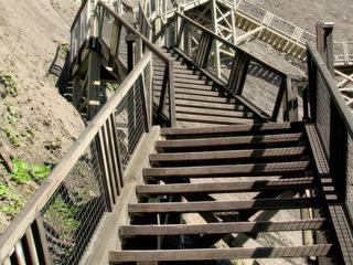 Pour illustrer le thème choisi de ce mois. J'ai pensé mettre en ligne au concours  cet escalier  très sécurisé qui permet au touriste qui visite le QUÉBEC et qui se rend au site du parc des Chutes de Montmorency d'avoir une vue panoramique remarquable sur la chute d'eau de son hauteur de 83 mètres. Cet escalier comprend 487 marches et vous amène de bas en haut du parc. Comme le montre la photo il a été construit au flanc de la falaise. Et comme on peut aussi le remarquer, il est parsemé de loin en loin de points d'observation pour admirer le panorama et surtout aussi pour reprendre son souffle. Mais faut savoir que l'on peut monter au point haut des chutes par un pont suspendu et aussi par un téléphérique, deux moyens moins fatiguant. Mais l'escalier procure un spectacle bien plus magnifique. Moi personnellement je ne regrette pas de l'avoir emprunté.