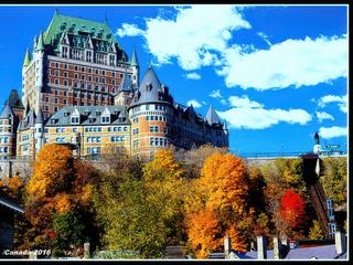 Voyage au CANADA 2016. Province de nos cousins du QUÉBEC..
 Situé dans le vieux QUÉBEC surplombant le majestueux fleuve Saint Laurent Le Château Frontenac a été désigné lieu historique du Canada en 1981. Il est maintenant un hôtel de luxe et inspiré de la renaissance française et des châteaux de la Loire. Sa construction date de 1869 et est l’œuvre de l'architecte Bruce Price. Maintenant il est transformé en hôtel et il compte 611 chambres et suites. Pour moi et mon épouse ce fut une visite grandiose dans un cadre magnifique à cette époque de l'année époque comme le témoigne la photo fin Septembre/début Octobre avec la végétation automnale rougissante.