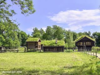 Lors de notre voyage en Scandinavie en 2016, nous avons été frappés par la verdure omniprésente dans le paysage de Norvège et de Finlande et cela jusque sur les toits des habitations dans les campagne. Cela est  une tradition datant des temps du moyen âge et qui ont perdurer jusqu'au 18ème siècle. Ce type de couverture est une tradition revenue au 20ème siècle surtout comme sur ma photo sur les fermes. Ces toits lourds aident à stabiliser les maisons et sont durables et fournissent une bonne isolation. Pour les scandinaves c'est uns excellente alternative aux matériaux modernes et très écologique.