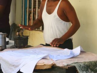 En Inde, nombreux sont les métiers de rues... Ici un indien en train de repasser une chemise dans son étal ouvert sur la rue. J'ai toujours été frappée par les tenues immaculées des indiens malgré leur pauvreté et leurs conditions de vies