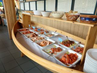 VOYAGE EN SCANDINAVIE 
2016.
   En Norvège, impossible sans évoquer le saumon. Il constitue  le plat typique de ce pays. On le trouve partout au menu des restaurants. On en mange à toute heure et à tout repas du petit déjeuner au diner en passant par le goûter. Souvent consommé nature assaisonné avec de l'aneth, mais on le prépare aussi fumé avec ail rôti et crème, mais aussi laqué au miel,ou encore salé /sucré au four avec amande et cannelle.... un régal et aussi milles autres façons de préparer ce poisson bien scandinave élevé dans les fjords du pays.
 Pour honorer le thème du mois j'ai donc pensé à cette photo que j'ai prise lors d'une restauration de midi à FISKUMFOSS sur les bords du lac SNASA (le plus grand de NORVÈGE)   ou le plat typique norvégien, le saumon nous était présenté en buffet fort bien garni sous diverses préparations cuites ou crues afin de nous faire découvrir le plat typique scandinave..