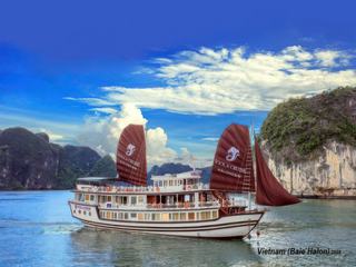 VIETNAM 2008 (hôtel flottant sur la BAIE HA-LONG).
Lors d'une escale de 2 jours sur la majestueuse Baie Halong, nous avons pu disposer et apprécier des moments inoubliables sur un bateau hôtel flottant. Ces bateaux sont amarrés  dans la baie et proposent comme le notre a une superbe balade dans ce lieu féerique, mais bien sur faut il que la météo le permette la aussi nous avons eu de la chance le temps a été de la partie lors de notre escapade dans la baie. Confort, dépaysement , restauration et hôtellerie de grande classe nous ont permis de passer de bons moments. Tout pour que ce voyage au Vietnam reste gravé dans notre mémoire.