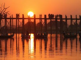 Voyage en BIRMANIE 2017. Coucher de soleil au Pont U Bein. Pour un aficionado des "couchers de soleil" en tout genre et surtout sur les lieux de voyage, sans doute un des plus insolite et grandiose que nous avons pu observer et immortaliser sur une photo est celui que l'on peut réaliser en Birmanie sur un pont de bois non loin de Mandalay. Ce pont en teck construit en 1849 de 1,2km qui traverse un lac est majestueux au soleil couchant quand les birmans le traversent chaque soir pour aller et venir d'un côté ou de l'autre  vers leur domicile après leurs occupations quotidiennes. Ce qui rend le cadre encore plus magique c'est le soleil qui se couche sous le pont... cela fait partie des moments incontournables quand on a l'occasion de visiter ce pays. Par ce fait les voyagistes font fréquemment une balade en soirée  lors d'un circuit pour voir et apprécier ce panorama... Du moins quand on pouvait encore y aller ...