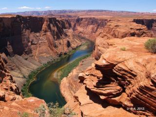 Voyage aux États Unis en 2012. Survol à bord d'un petit avion de ce panorama magique du site du GRAND CANYON en ARIZONA. La dépense engendrée par cette excursion en vaut vraiment la peine. Sur le plancher des vaches l'effet n’est pas du tout le même. Au dessus de ces falaises avoisinant les  900 mètres de profondeur avec le fleuve Colorado qui serpente le long le spectacle est garanti.Et faire la visite le soir au tombé du jour le soleil se reflétant  sur la couleur ocre de la roche des falaises et le bleu turquoise du fleuve donne  un effet magique au décor du panorama. Excursion à programmer absolument si elle n'est pas prévue au programme des visites.