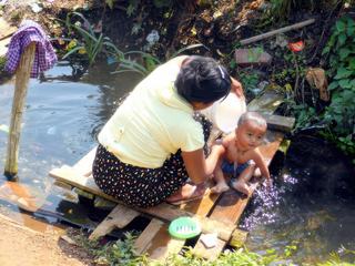 Voyage au MYANMAR (BIRMANIE 2017)

A l’énoncé du thème du mois, j'ai pensé à cette "scène de vie " à laquelle on peut assister quand on visite la campagne birmane. Souvent la douche est absente dans les habitations très spartiates de ce pays, donc les mamans afin de faire la toilette de leurs enfants vont dans la rivière toute proche pour laver bébé ou un coin bain a été installé... Image insolite d'un autre monde que celui que l'on connait, on a vraiment l'impression de vivre une autre époque... Pour moi photo très attendrissante pleine d'émotion qui fait bien réfléchir en nous ramenant à des décennies antérieures.