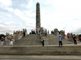 Voyage en Norvège 2016.
Parc de sculptures Gustav Vigeland à OSLO.
Ce "lieu insolite" est le plus grand parc avec des sculptures en granite, bronze et fonte. Il fut construit en 1924 et il compte 212 sculptures. Elles sont toutes conçues sur le thème de la vie humaine de la naissance jusqu’à la mort.