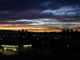 Le soleil se couche pour que la ville s'éveille.