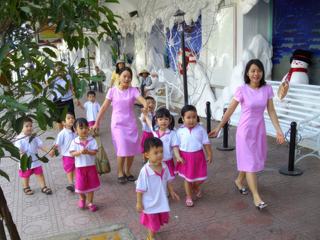 Enfants d'une ecole privée devant le Saigon Centre quelques jours avant noël