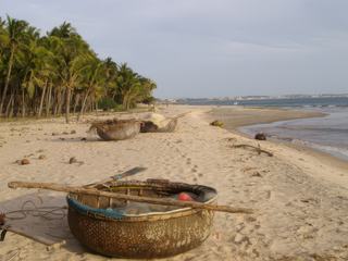 Petits bateaux sur les plages de Mui Ne