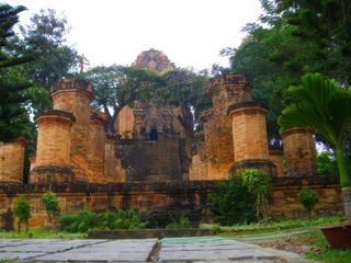 Tours Cham de Po Nagar (dame de la cité). Construite du VIIème au XIIème siècle, elles servent toujours de sanctuaire pour les bouddhistes