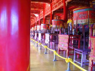 Temple du culte des empereurs Nguyen. Tout cela parait si loin mais, en fait, est très proche de nous