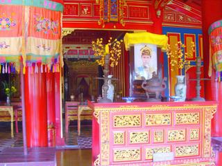 Temple du culte des empereurs Nguyen. Le dernier empereur est né le 22 octobre 1913 à Hué, couronné le 8 janvier 1926 et en 1955 se retire en France. Veuf de l'impératrice Nam-Phuong, il se remarie en 1972 avec une française et Lorraine. Sa majesté décède à Paris le 31 juillet 1997 à Paris.
