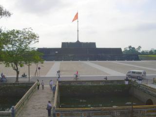 Place d’armes face au palais