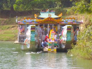 Bénédiction d’un nouveau bateau sur la Rivière des Parfums par un moine