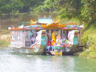 Bénédiction d’un nouveau bateau sur la Rivière des Parfums par un moine