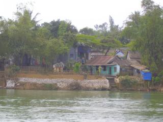 Balade sur la Rivière des Parfums qui tire son nom des nombreuses herbes médicinales qui poussaient sur ces berges