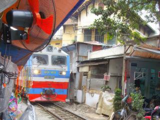 Chemin de fe,r chemin de vie. Le train rase les maisons du centre ville