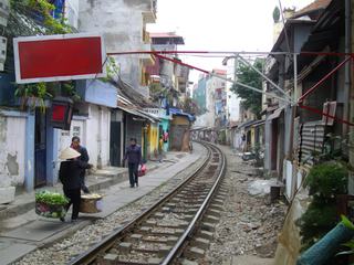 Chemin de fe,r chemin de vie. Le train rase les maisons du centre ville