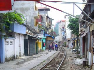 Chemin de fe,r chemin de vie. Le train rase les maisons du centre ville