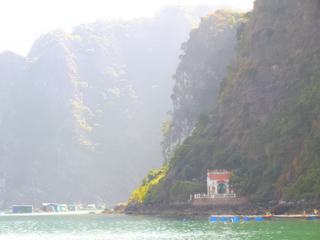 Temple accroché à la colline dans la Baie d'Ha-Long